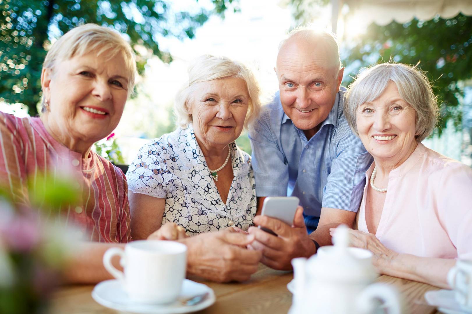 istock 610682128 shironosov gruppe mit smartphone © www.istock.com/LightFieldStudios
