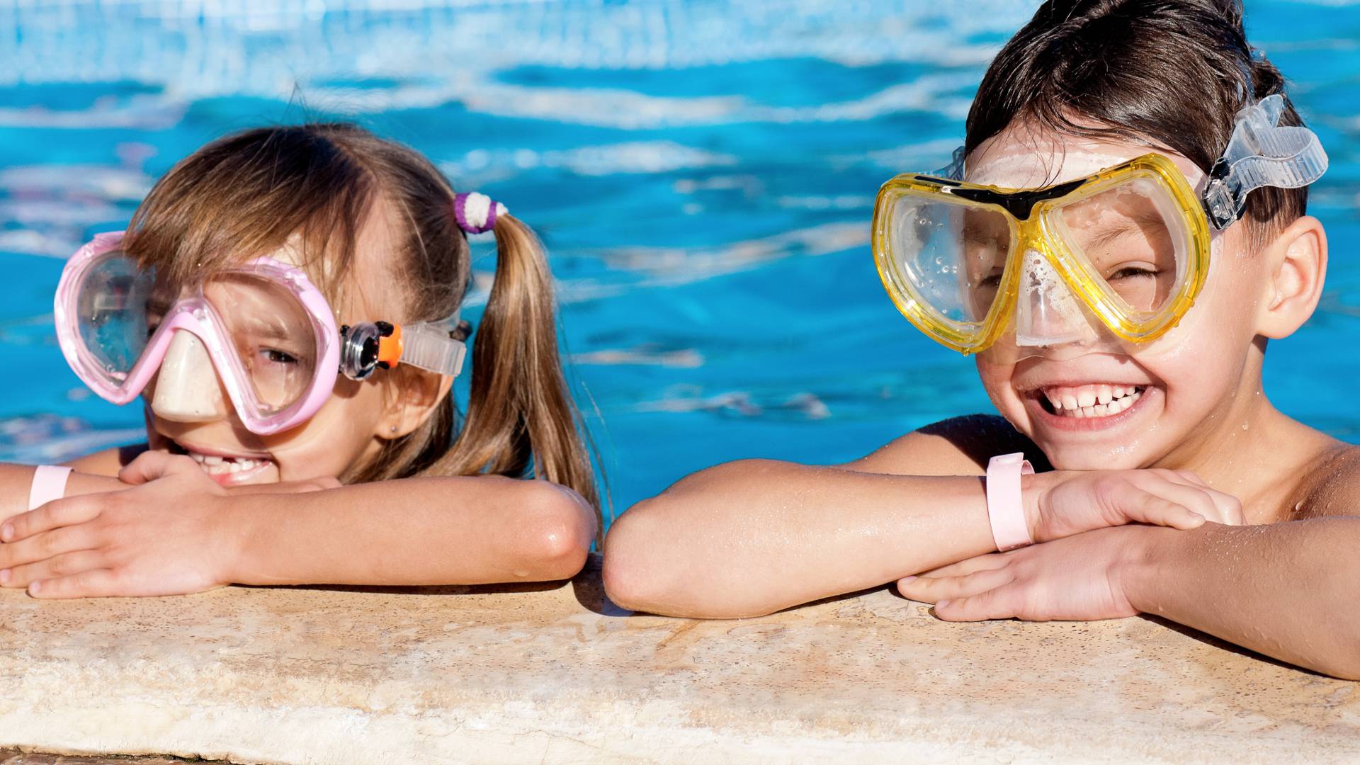 zwei kleine Kinder mit Taucherbrille 