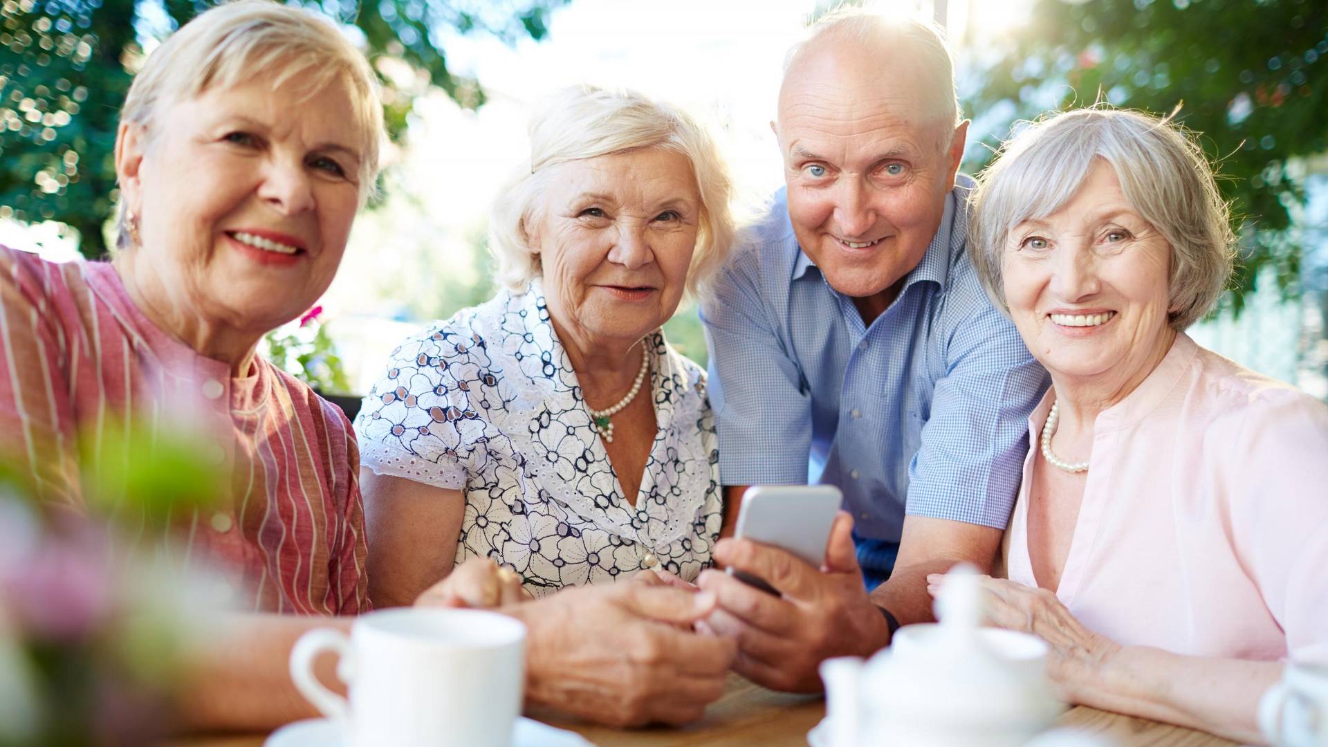 Seniorinnen und Senioren © www.istock.com/LightFieldStudios