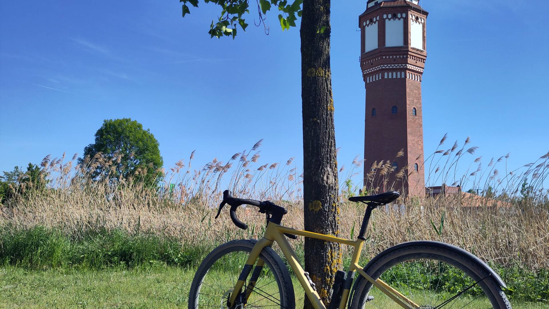 Fahrrad vor Wasserturm der Stadt Lehrte