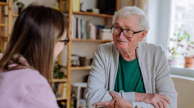 istock 1399904084 halfpoint schachspielen