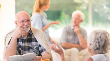 istock 901218660 katarzynabialasiewicz mann liest vor