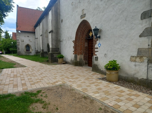 Neue Pflasterung im Außenbereich der St. Marienkirche Isernhagen Neue Pflasterung im Außenbereich der St. Marienkirche Isernhagen © Frau Grunewaldt-Stöcker, Stiftung St. Marien Isernhagen